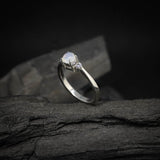 Anillo de compromiso con ópalo natural y 2 diamantes naturales laterales elaborado en oro blanco de 14k