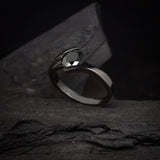 Anillo de compromiso con diamante negro natural central de 1.0ct corte brillante elaborado en oro amarillo de 14k con baño de carburo de tugsteno