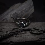 Anillo de compromiso con diamante negro natural central de 1.0ct corte brillante elaborado en oro amarillo de 14k con baño de carburo de tugsteno