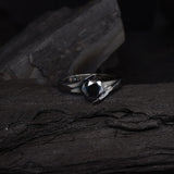 Anillo de compromiso con diamante negro natural central de 1.0ct corte brillante elaborado en oro amarillo de 14k con baño de carburo de tugsteno