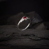 Anillo de compromiso con rubi natural de .20ct corte brillante y 2 cristales laterales elaborado en plata .930