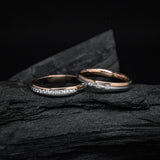 Par de argollas de matrimonio macizas de 3mm con incrustación de cristales elaboradas en oro rosa y blanco de 18k