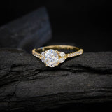 Anillo de compromiso con diamante de laboratorio de 1.0ct corte oval con certificado IGI y 22 cristales laterales elaborado en oro amarillo de 14k
