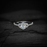 Anillo de compromiso con moissanita de 1.0ct corte oval con certificado GRA y 22 cristales laterales elaborado en oro blanco de 14k