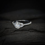 Anillo de compromiso con moissanita de 1.0ct corte oval con certificado GRA y 22 cristales laterales elaborado en oro blanco de 14k