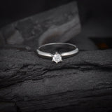 Anillo de compromiso con diamante natural central de .30ct corte brillante con certificado IGI elaborado en oro blanco 14k