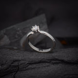 Anillo de compromiso con diamante natural central de .30ct corte brillante con certificado IGI elaborado en oro blanco 14k