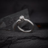 Anillo de compromiso con diamante natural central de .20ct corte brillante elaborado en oro blanco 10k
