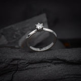 Anillo de compromiso con diamante natural central de .30ct corte brillante con certificado IGI elaborado en oro blanco 14k