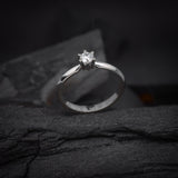 Anillo de compromiso con diamante natural central de .20ct corte brillante elaborado en oro blanco 10k