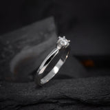 Anillo de compromiso con diamante natural central de .20ct corte brillante elaborado en oro blanco 10k