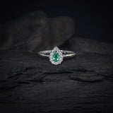 Anillo de compromiso con esmeralda natural corte gota y cristales elaborado en plata .930