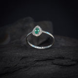 Anillo de compromiso con esmeralda natural corte gota y cristales elaborado en plata .930