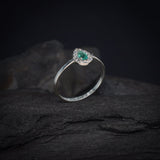 Anillo de compromiso con esmeralda natural y 12 diamantes naturales elaborado en plata .930