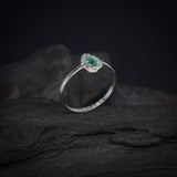 Anillo de compromiso con esmeralda natural corte gota y cristales elaborado en plata .930
