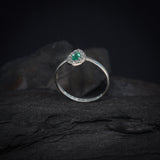 Anillo de compromiso con esmeralda natural corte gota y cristales elaborado en plata .930