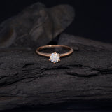 Anillo de compromiso con diamante natural central de .30ct con certificación GIA realizado en oro rosa de 18 kilates