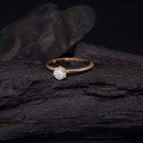 Anillo de compromiso con diamante de laboratorio central de .70ct corte brillante elaborado en oro rosa 10k