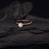 Anillo de compromiso con diamante de laboratorio central de .50ct corte brillante con certificado IGI realizado en oro rosa 14k