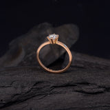 Anillo de compromiso con diamante de laboratorio central de .70ct corte brillante elaborado en oro rosa 10k