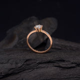 Anillo de compromiso con diamante natural central de .30ct con certificación GIA realizado en oro rosa de 18 kilates