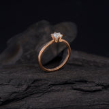 Anillo de compromiso con diamante natural central de .30ct con certificación GIA realizado en oro rosa de 18 kilates