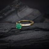 Anillo de compromiso con esmeralda natural de 1.0ct corte brillante y 20 diamantes naturales laterales elaborado en oro amarillo de 14k