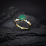 Anillo de compromiso con esmeralda natural de 1.0ct corte brillante y 20 diamantes naturales laterales elaborado en oro amarillo de 14k