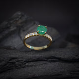 Anillo de compromiso con esmeralda natural de 1.0ct corte brillante y 20 diamantes naturales laterales elaborado en oro amarillo de 14k