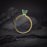 Anillo de compromiso con esmeralda natural de 1.0ct corte brillante y 20 diamantes naturales laterales elaborado en oro amarillo de 14k