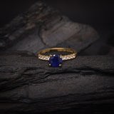 Anillo de compromiso con zafiro natural de 1.0ct corte brillante y 20 diamantes naturales laterales elaborado en oro amarillo de 14k