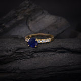 Anillo de compromiso con zafiro natural de 1.0ct corte brillante y 20 diamantes naturales laterales elaborado en oro amarillo de 14k