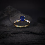 Anillo de compromiso con zafiro natural de 1.0ct corte brillante y 20 diamantes naturales laterales elaborado en oro amarillo de 14k