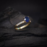 Anillo de compromiso con zafiro natural de 1.0ct corte brillante y 20 diamantes naturales laterales elaborado en oro amarillo de 14k