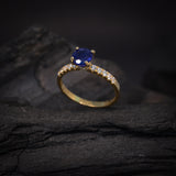 Anillo de compromiso con zafiro natural de 1.0ct corte brillante y 20 diamantes naturales laterales elaborado en oro amarillo de 14k