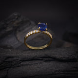 Anillo de compromiso con zafiro natural de 1.0ct corte brillante y 20 diamantes naturales laterales elaborado en oro amarillo de 14k