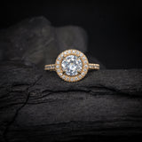 Anillo de compromiso con diamante natural de 1.0ct corte brillante con certificación GIA y 37 cristales laterales elaborado en oro amarillo de 14k
