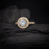 Anillo de compromiso con diamante natural de 1.0ct corte brillante con certificación GIA y 37 cristales laterales elaborado en oro amarillo de 14k