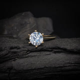 Anillo de compromiso con moissanita de 1.0ct corte brillante con certificado GRA realizado en oro amarillo 14k