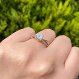 Anillo de compromiso con moissanita de 1.0ct corte brillante con certificado GRA y 20 diamantes naturales laterales elaborado en oro amarillo de 14k