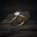 Anillo de compromiso con diamante natural central de 1.0ct corte brillante con certificación GIA elaborado en oro amarillo de 14k