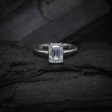 Anillo de compromiso con moissanita de 2.0ct corte esmeralda con certificado GRA elaborado en oro blanco de 14k