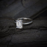 Anillo de compromiso con moissanita de 2.0ct corte esmeralda con certificado GRA elaborado en oro blanco de 14k
