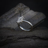 Anillo de compromiso con moissanita de 2.0ct corte esmeralda con certificado GRA elaborado en oro blanco de 14k