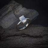 Anillo de compromiso con moissanita de 2.0ct corte esmeralda con certificado GRA elaborado en oro blanco de 14k