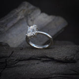 Anillo de compromiso con moissanita de 2.0ct corte esmeralda con certificado GRA elaborado en oro blanco de 14k