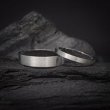 Par de argollas de matrimonio macizas de 2mm y 4mm elaboradas en oro blanco de 14k