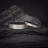 Par de argollas de matrimonio macizas de 2mm y 4mm elaboradas en oro blanco de 18k