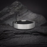 Par de argollas de matrimonio macizas de 2mm y 4mm elaboradas en oro blanco de 18k