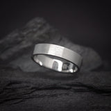 Argolla de matrimonio maciza de 4mm elaborada en oro blanco de 18k